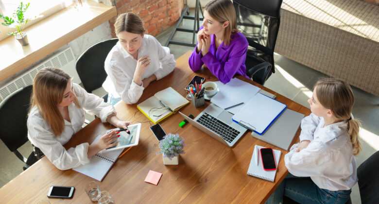 business-young-caucasian-woman-modern-office-with-team-780x420